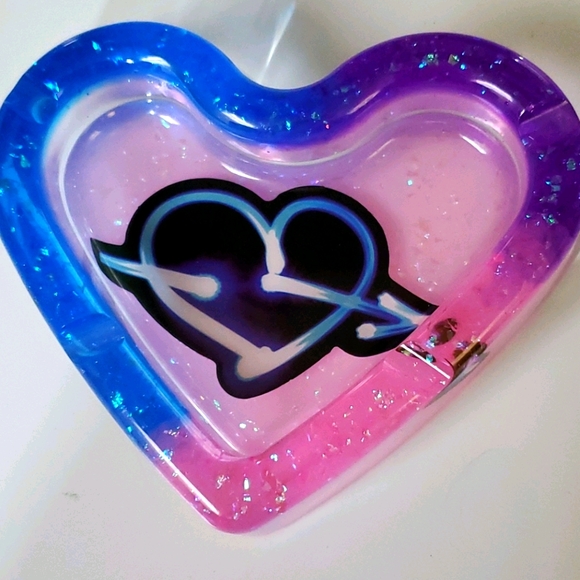 Resin ashtray - Picture 1 of 8
